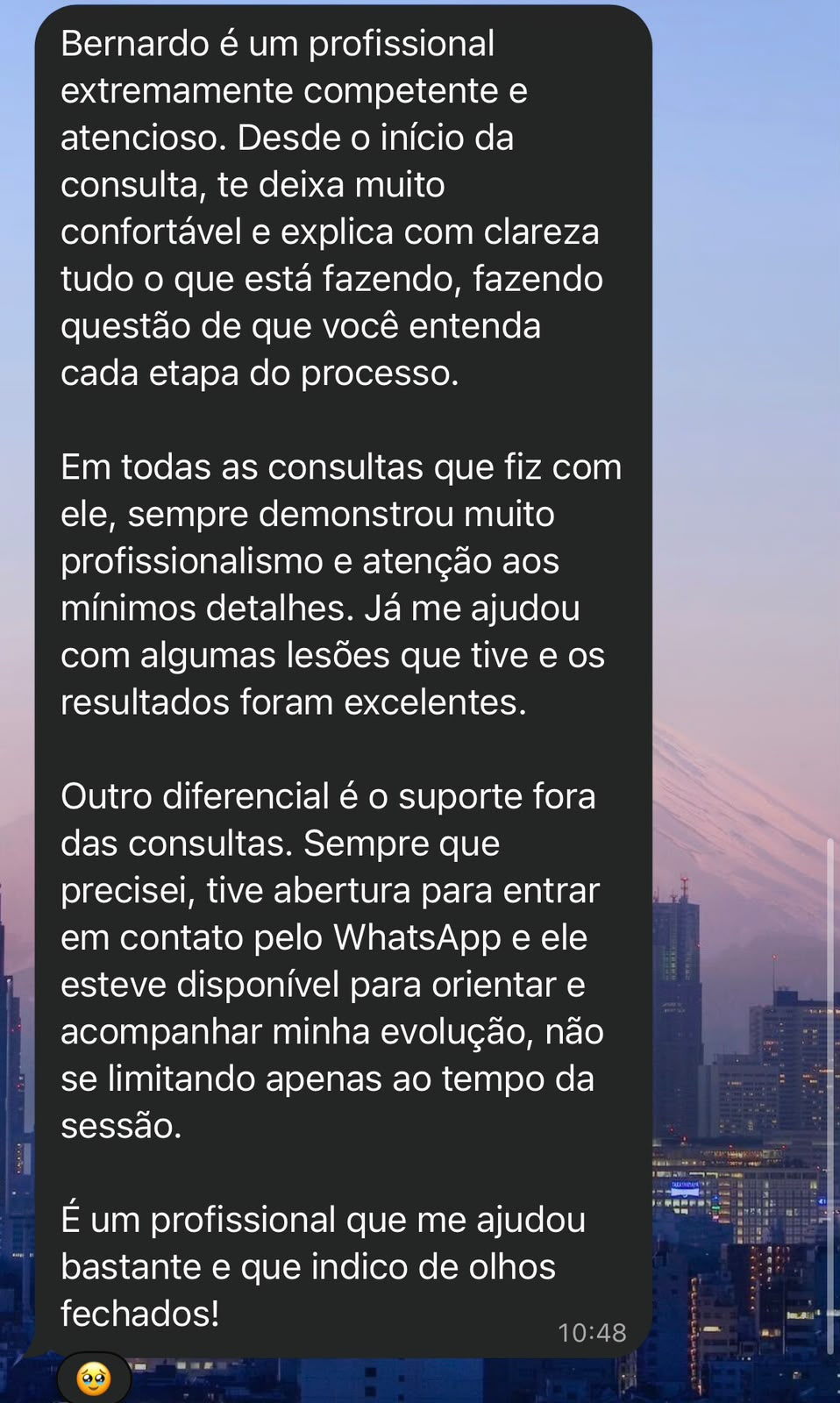 Depoimento de Bernardo, tenista, sobre o tratamento de lesões e o suporte fora das consultas, recebido por WhatsApp.