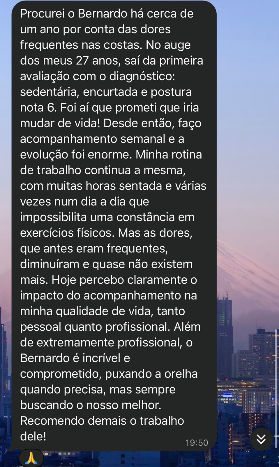 Depoimento de Ana Clara sobre a redução das dores nas costas após um ano de acompanhamento semanal, recebido por WhatsApp.