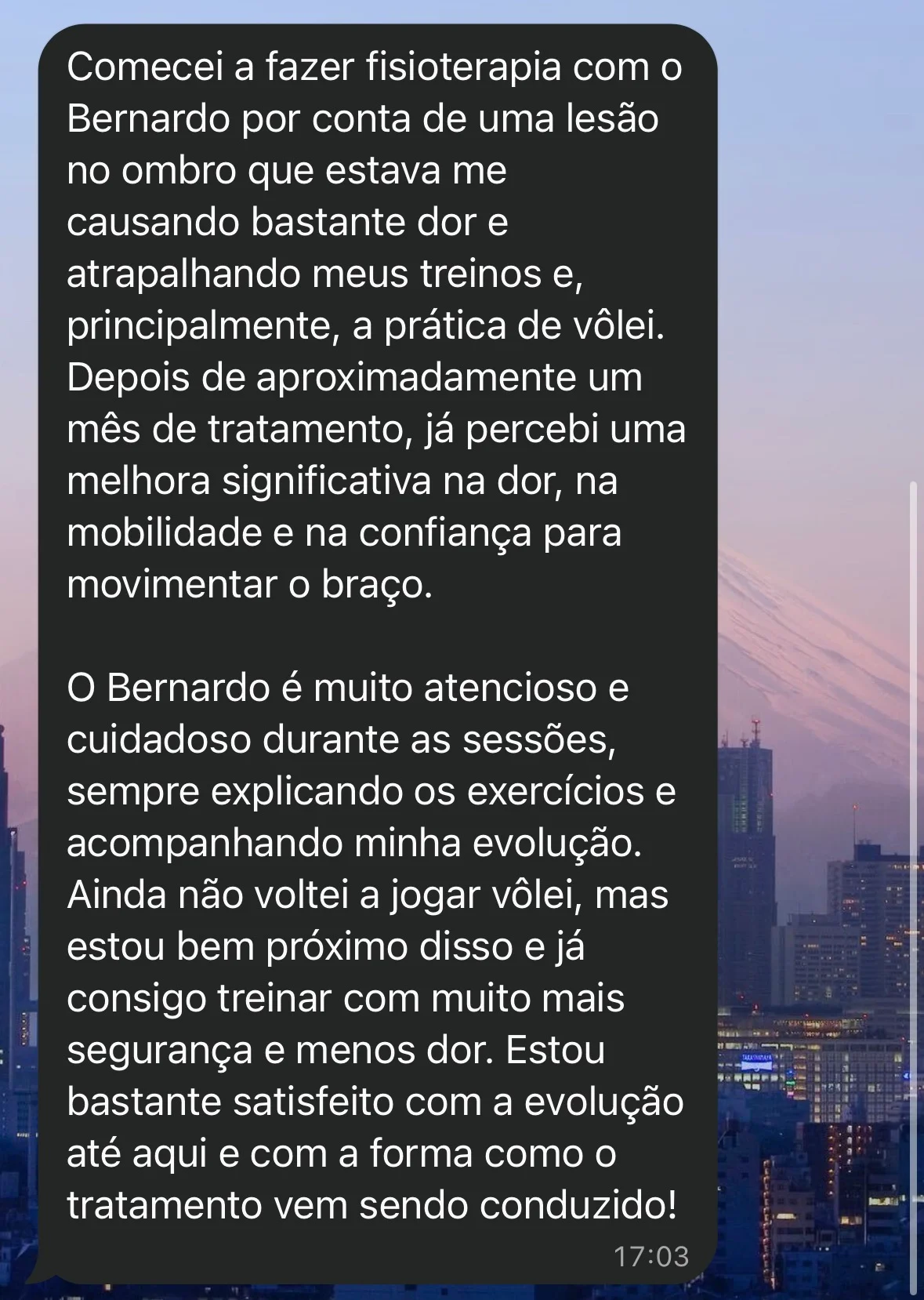 Depoimento de Fernando sobre o tratamento de uma lesão no ombro, recebido por WhatsApp.