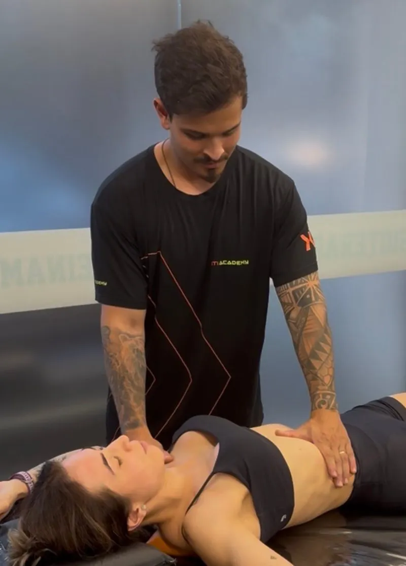 Bernardo Jacques durante um atendimento de terapia manual