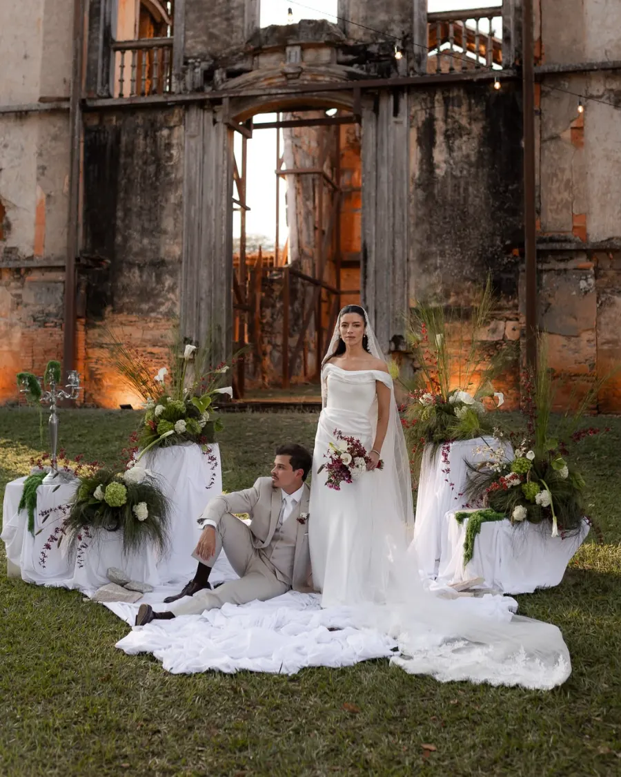 Rafaela e Bernardo no dia do casamento, diante das ruínas do casarão da Fazenda Jagoara Velha