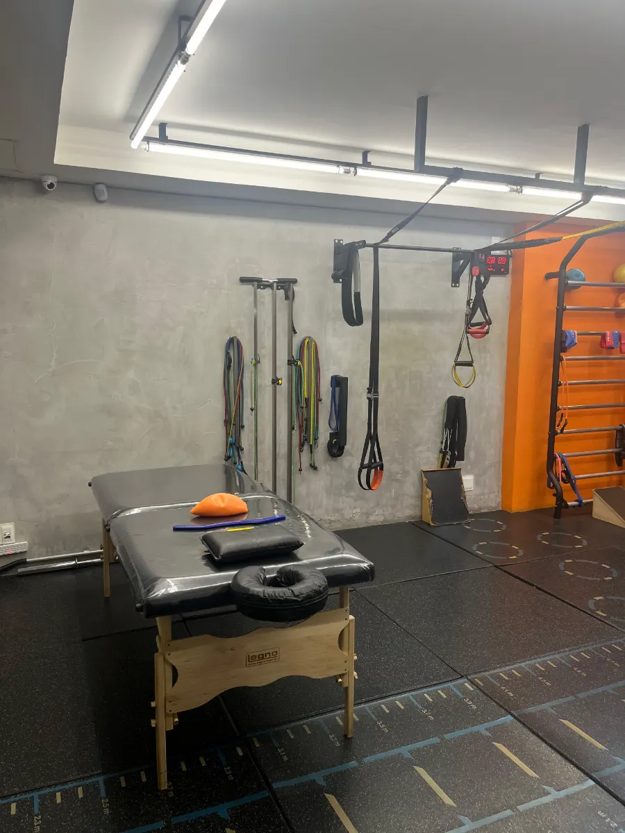 Maca de atendimento e equipamentos de exercício no Studio XTI